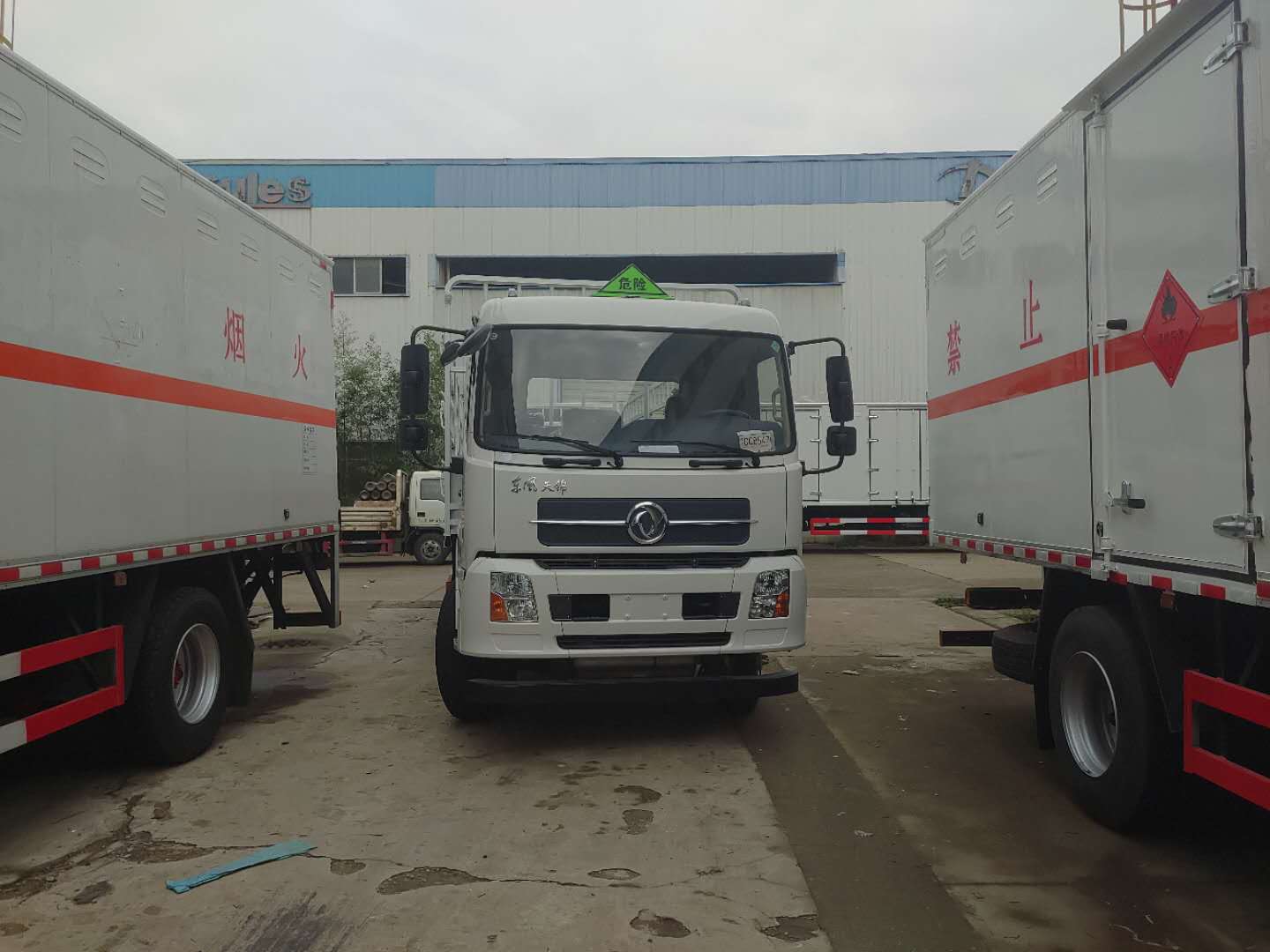 東風(fēng)天錦氣瓶運(yùn)輸車(chē)發(fā)往陜西榆林，加裝液壓尾板